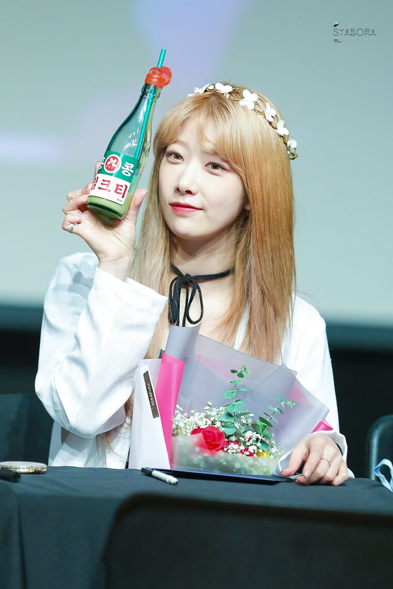 AIDmaxSB's tweet photo. 190512 #다이아 #DIA #NEWTRO #우와 일지아트홀 팬사인회 #유니스 #허수연  04PICS01 @dia_official -8주동안 정말 고생했고 고마워요^-^- https://t.co/JkDe5AfFo3