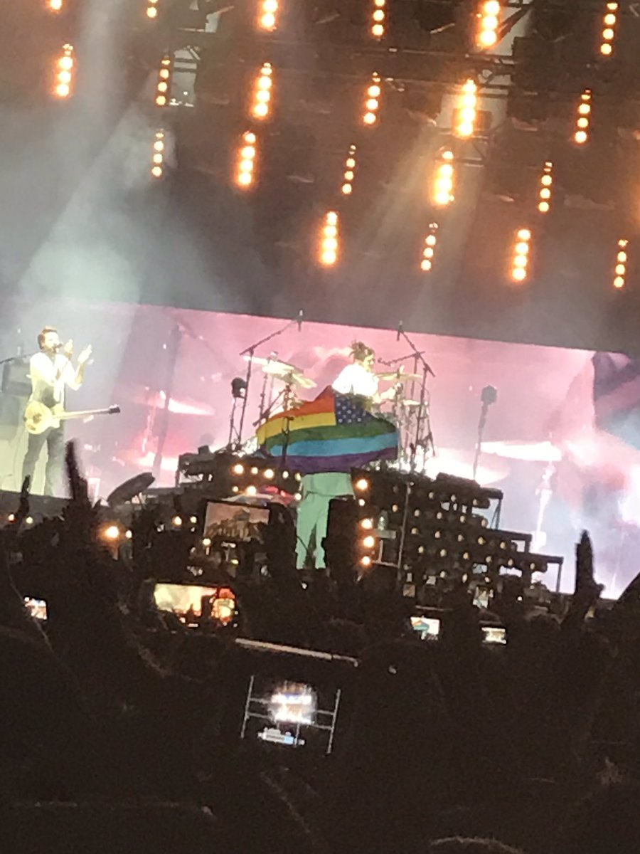 janmonsoon's tweet photo. in honor of #HS2years i wanna say how much he’s changed my life since i started stanning in 2012. i’ve been to 5 1D concerts, and then 2 HS concerts. after my harry concerts, he inspired me and made me feel safe to come out to my mom. he is my safe place🥰 https://t.co/u1xfocEK0a