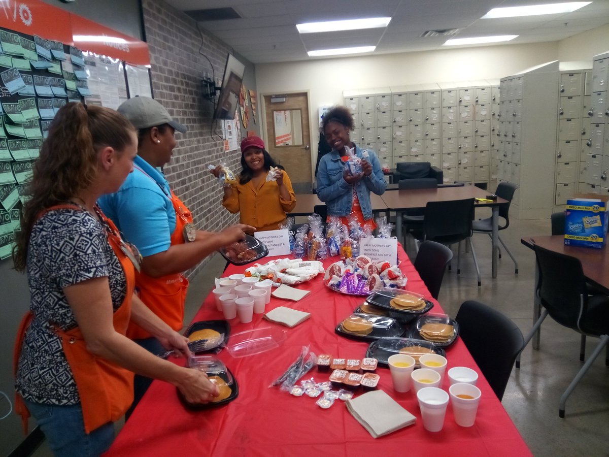 Arelon Trahan (@arelont) on Twitter photo 0501celebrating Mom's with Mother's day breakfast.π 0501celebrating Mom's with Mother's day breakfast.π