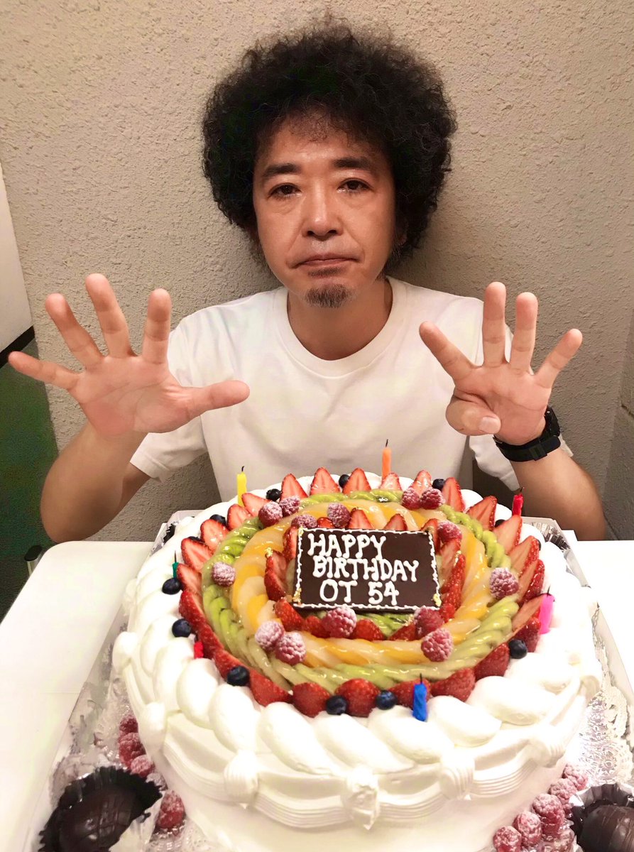 honey_hunt55's tweet photo. レポによれば
だいぶ酔っ払いのご様子
ライブが始まる前から
いや前日から?
たくさんお祝いして
もらったんだろうなあ🥂✨
メガネもお髭もない
54才ほやほやの民生さん
お写真ありがとうございます😊💕
とても幸せな1日でした
#OT54 https://t.co/b9fG9By3TG