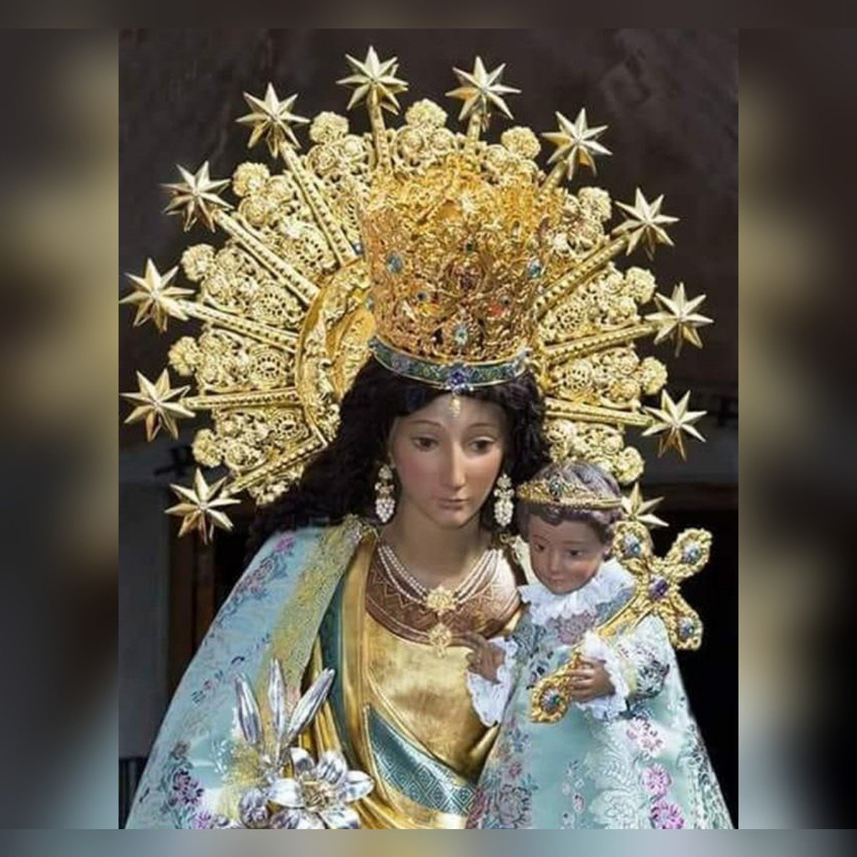 CENTROPTICLOSAN's tweet photo. Hoy es un día muy importante para Valencia, hoy es el día de nuestra patrona La Virgen de los Desamparados, desde aquí felicitar a todas las Amparos y en especial a nuestra compañera Amparo López Hidalgo, disfruta mucho de este día 🌹😘
#maredeueta #geperudeta  #patronadevalencia https://t.co/UDBMNyx0MB