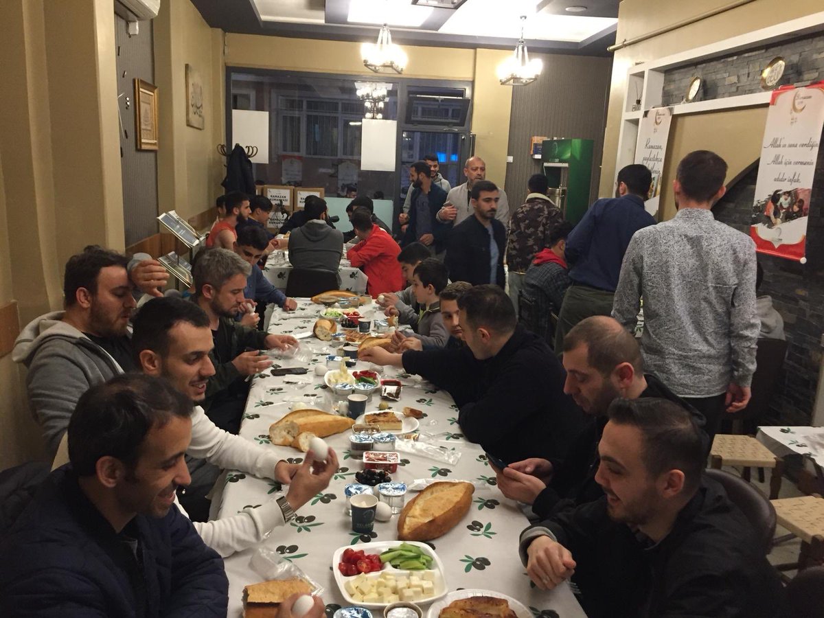 Semt halkımız ile Sahur bereketinden istifade edebilmek için bir araya geldik.