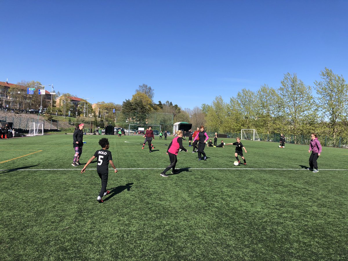 10unitedkapa's tweet photo. Äitienpäivän kunniaksi pelasimme harjoitusten päätteeksi Äidit vs pojat pelin. Pojat tällä kertaa 5-3 parempia ⚽️👍🏻

Onnea kaikille äideille 🌹

#jalkapallo
#junnufutis
#MothersDay 
#äitienpäivä https://t.co/k8vbbnF8Lb