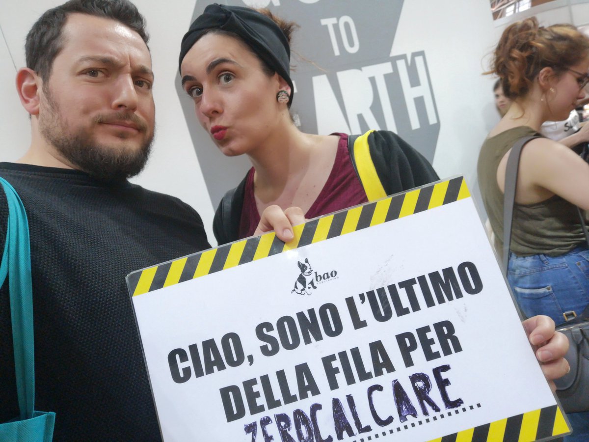 labriola86's tweet photo. Ieri 1h30m di fila, annientamento dei sogni di circa 40 persone a cui abbiamo dovuto dire che oltre di noi non ci sarebbe stato piú il firma copie...ma abbiamo tenuto duro #zerocalcare #filanuntetemo #SalonedelLibro
@zerocalcare @Baopublishing https://t.co/CS3wfdlxNh