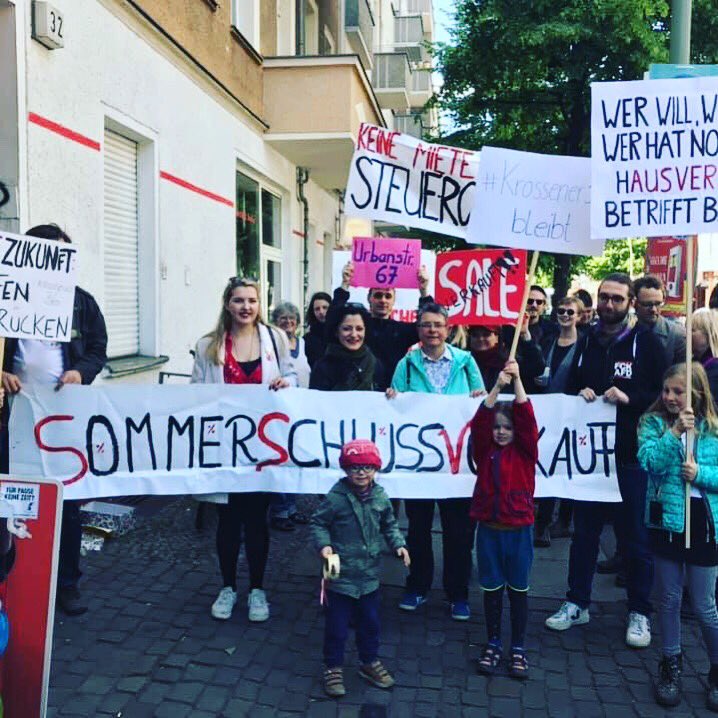 CanselK's tweet photo. Keine #Rendite mit der #Miete! Tag der #Solidarität! Tag der #Mietenden. Demo und Hoffest! 
#fun4vorkauf #mietendeckel @spdberlin @spdde 
@KuehniKev @martinhikel @BoeckerMda @Box32B @Schoeneweider20 @hobrecht59 @krossener36 #urban67bleibt #forster1 @kottbuda69 https://t.co/vFZ0Z8tGpR