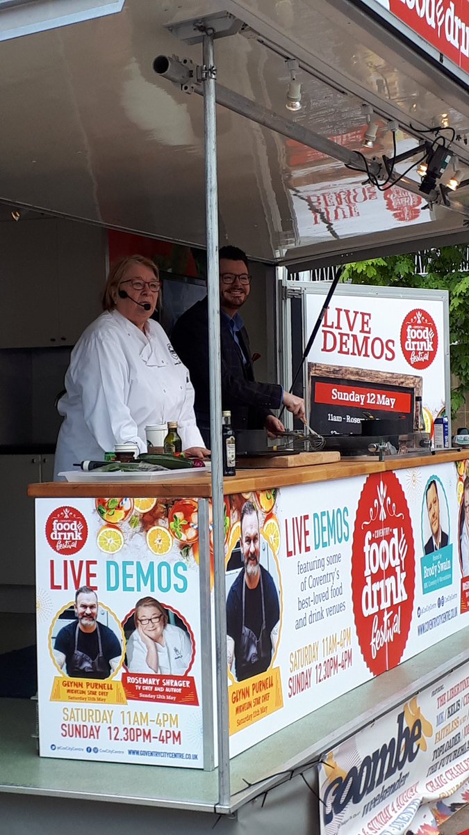 LuDay81's tweet photo. Family Fun at Coventry Food and Comedy festival @paulday. Was so great to bump in to the lovely @BrodySwain . The girls were very excited to meet him again.  #djlayla and #coolcatkayleigh @svenday https://t.co/wACkwZXno5