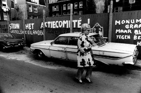 netevenleuker's tweet photo. #WestelijkeEilanden in de jaren 70 (foto 4 gemaakt door #KoenWessing) toen er door actieve buurtbewoners hard werd gestreden voor betaalbare woningen op dit stuk van #Amsterdam. Hoe is de situatie nu? https://t.co/sMamGdSO3u