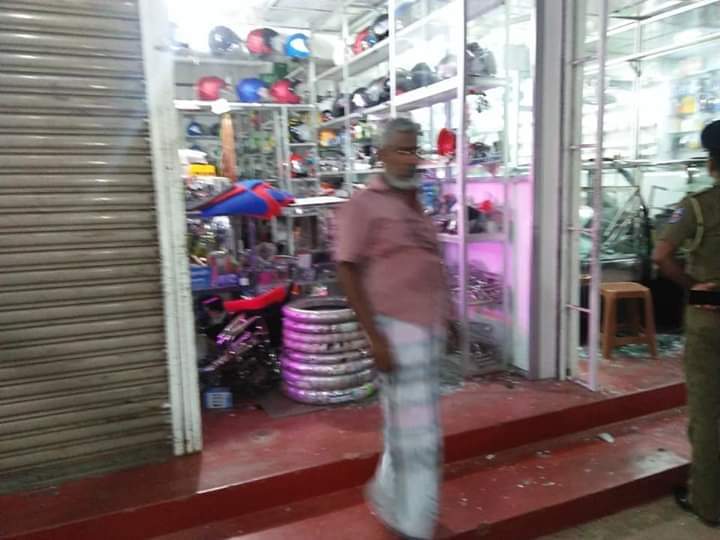 NewsNow360's tweet photo. #SriLanka:
Few shops in #Karanthippala, #Kuliyapitiya have been attacked by an unidentified group this evening. Ground reports confirm, the shops are owned by #Muslim businessmen in the area. Few individuals suspected to have caused the damages, arrested by Police.
#lka https://t.co/dP1Y78mzus