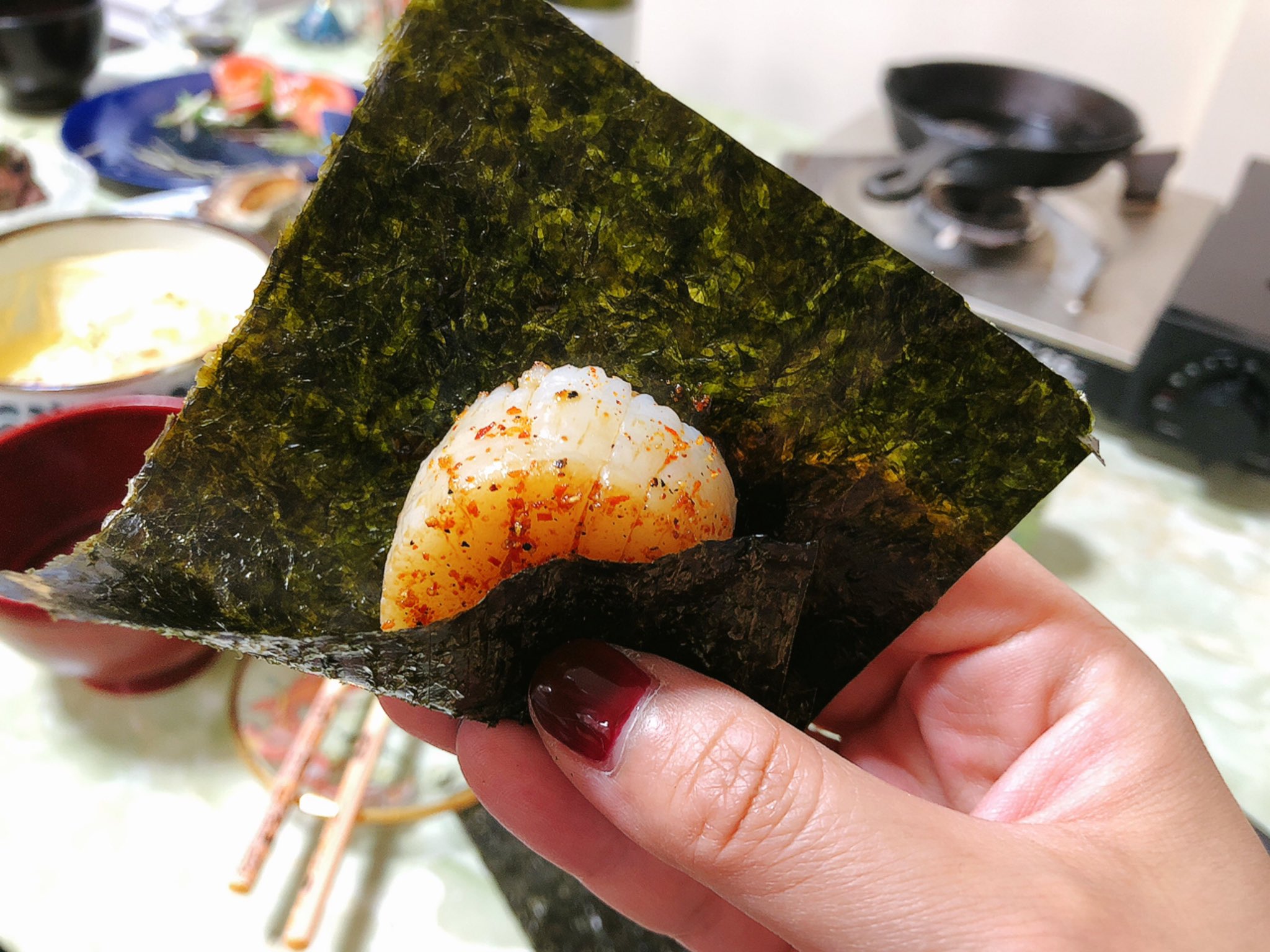魔女っこれい 昨日食べた磯部ホタテ とても美味しかったので刺身 用のホタテを4粒買ってきた スキレットで両面焼いたホタテ 勿論 中は生 筆で醤油を塗って最後に七味を振りかける これを切ったばかりの海苔で巻いて食べた 熱々で本当に美味しい