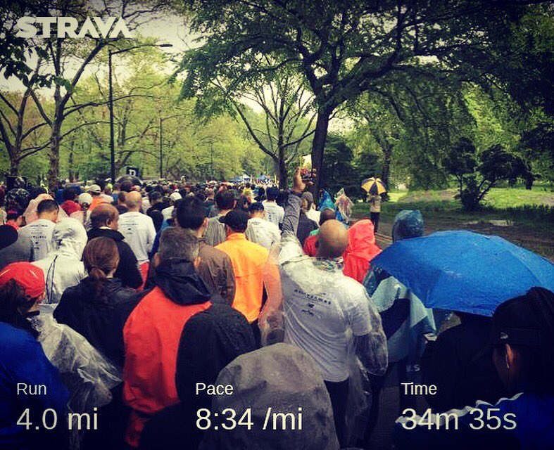 MiraPantic's tweet photo. What is it like to live in a big city - you think that only a few people will show up at the race on a rainy day but that “few” turn out to be almost 5,000 runners 🏃♀️ 🏃 #JapanRun https://t.co/yfnIMiTej5