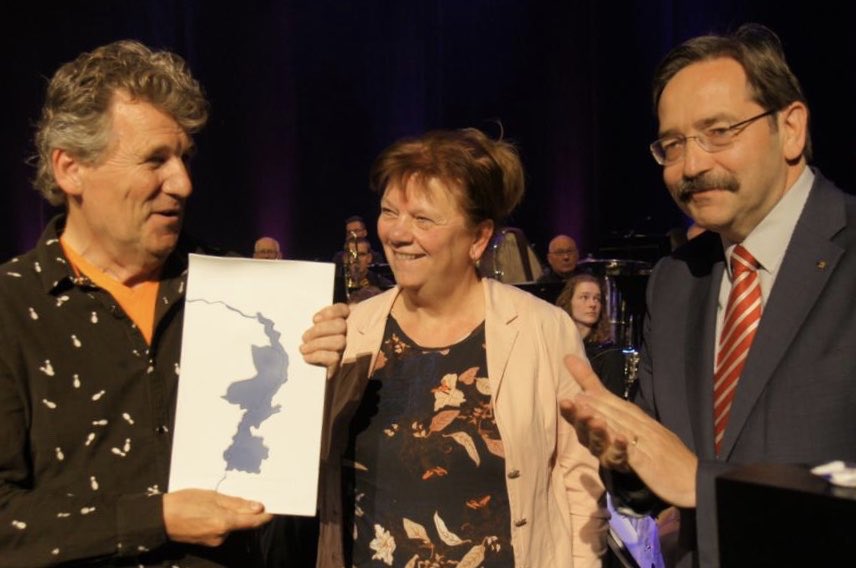 In #Venray, aan allround musicus Gé Reinders ‘Limburger van Verdienste’ mogen uitreiken; na concert afscheidstournee ‘Oetblaoze’, met Harmonie SMT Oostrum. PROFICIAT! <a href="/GeReinders1/">Gé Reinders</a> <a href="/limburg/">Provincie Limburg</a>  <a href="/SMTOostrum/">Muziekvereniging SMT Oostrum</a> <a href="/TheaterVenray/">Schouwburg Venray</a>