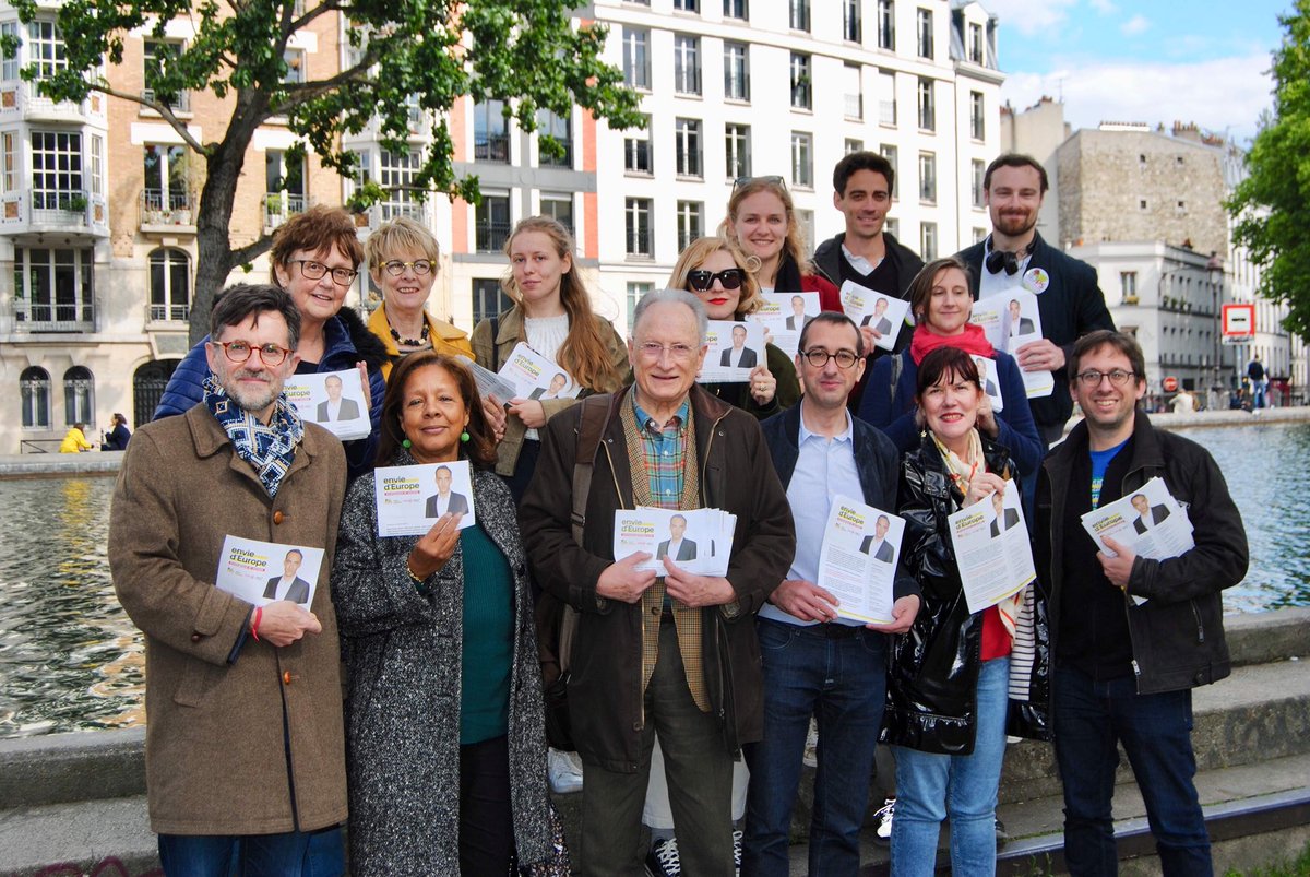 PSParis10's tweet photo. Dimanche après-midi de campagne sur les bords du canal Saint-Martin pour convaincre les https://t.co/dW1JTT3VFm.s de voter pour les #CombatsCommuns de notre liste @enviedeurope de @rglucks1 ☀️✊🏼🌹🇪🇺

👉🏼 https://t.co/t8RZMA4WL3 https://t.co/PA3KLekRpa