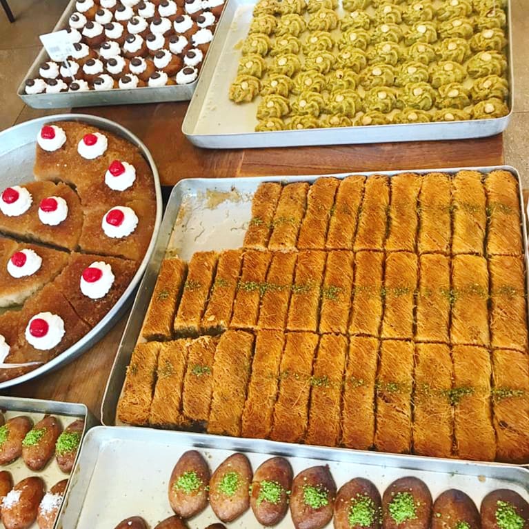 ballipastacafe's tweet photo. Hayırlı İftarlar 🕌😋🤲🏻

Ramazan'a özel birbirinden güzel şerbetli ve sütlü tatlı çeşitlerimiz sizleri bekliyor😋

#Ramazan #Ramadan #Ramazan2019 #Ramadan2019 #HayırlıRamazanlar #Pasta #Baklava #Kadayıf #Pastry #Bakery #Pastane #Altındağ #Ankara #Pazar #İftar https://t.co/8nQ3QoxPXU