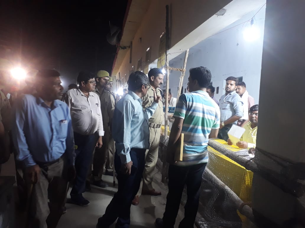 balrampurpolice's tweet photo. #ADM श्री अरुण कुमार एवं  #ASP श्री अरविंद मिश्र द्वारा मतदान समाप्ति के बाद ईवीएम को मंडी परिसर बलरामपुर मे अपनी उपस्थिति में जमा कराया गया एवं स्ट्रांग रूम में लगाई गई सुरक्षा व्यवस्था को चेक किया गया। @balrampurpolice
@Uppolice @digdevipatan @diggorakhpur @adgzonegkr https://t.co/HtR73ZeJOi