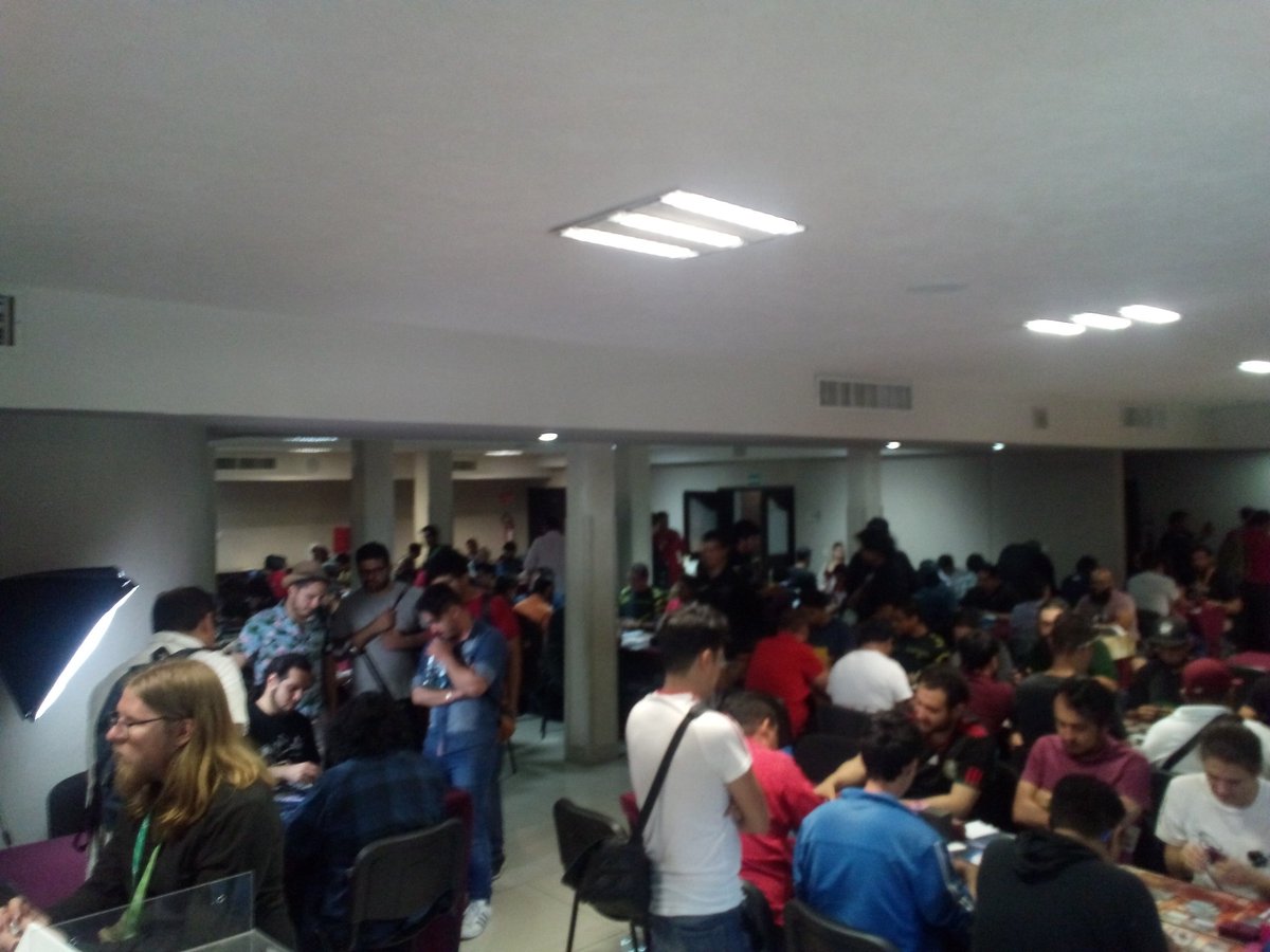 Nuestro HJ vigila todo el MCQ desde su trono de overlord!