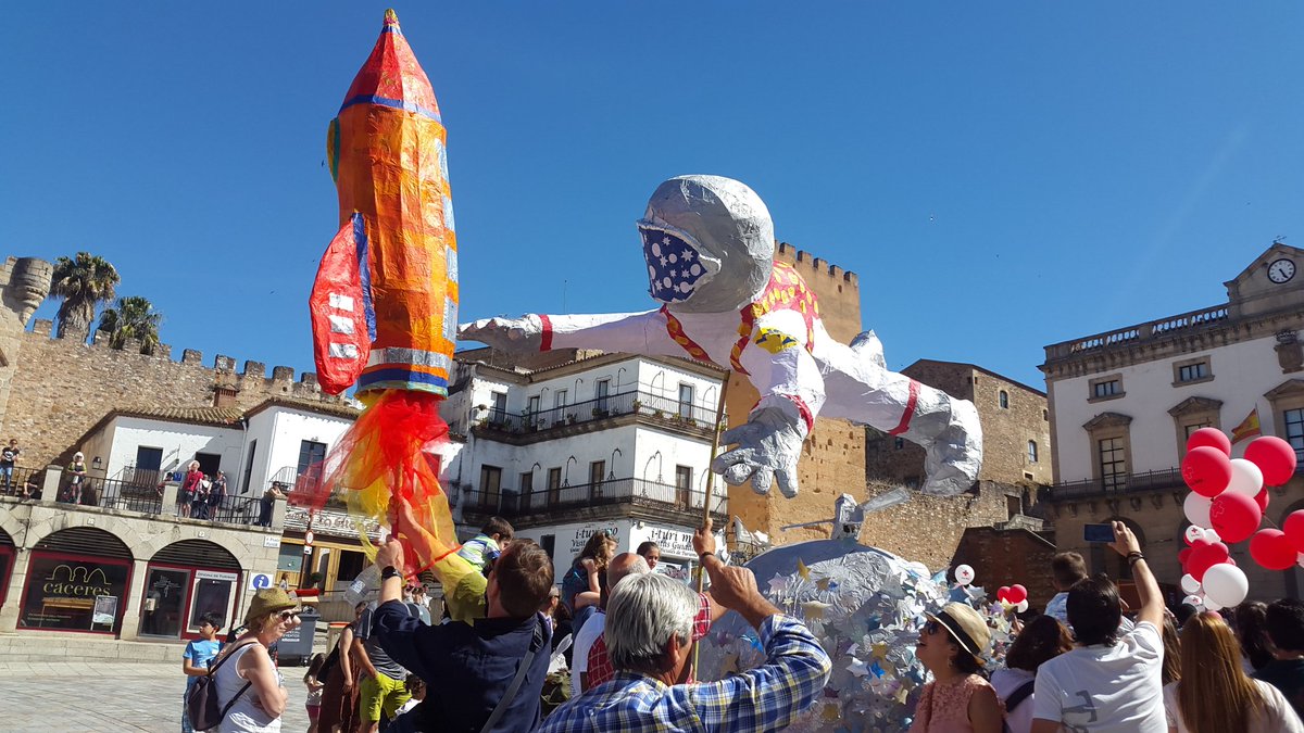 azulaza's tweet photo. Proyecto 50 Aniversario Llegada a la Luna. 50th Anniversary of the Moon Landing. Definitivamente los necesito en mi clase😏. CEIP Bilingüe Alba Plata, Cáceres. WOMAD 2019 CÁCERES. #WOMAD2019 #WOMADCACERES #moonlanding #llegadaluna #ceipalbaplata https://t.co/a5yog3QsCf