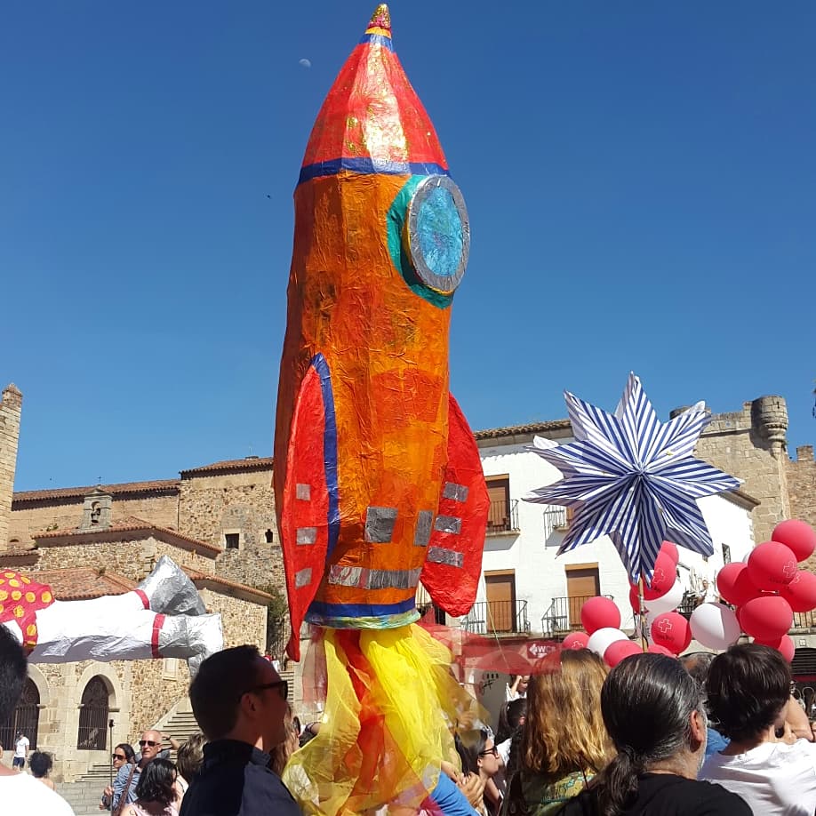 azulaza's tweet photo. Proyecto 50 Aniversario Llegada a la Luna. 50th Anniversary of the Moon Landing. Definitivamente los necesito en mi clase😏. CEIP Bilingüe Alba Plata, Cáceres. WOMAD 2019 CÁCERES. #WOMAD2019 #WOMADCACERES #moonlanding #llegadaluna #ceipalbaplata https://t.co/a5yog3QsCf