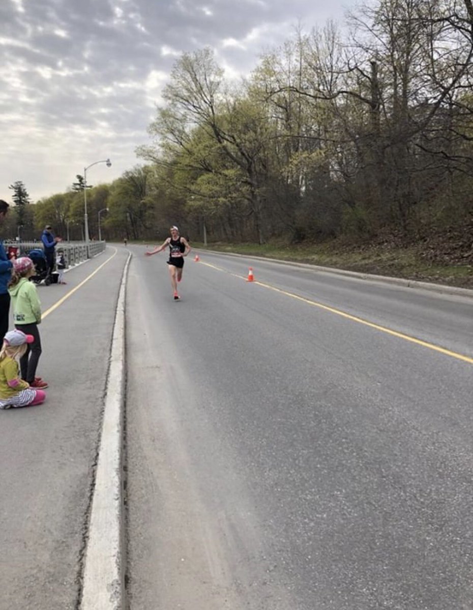 mile2marathon's tweet image. Coach @DylanWykes looking strong on his way to the W at the Ottawa #SL10K #FastIsFun