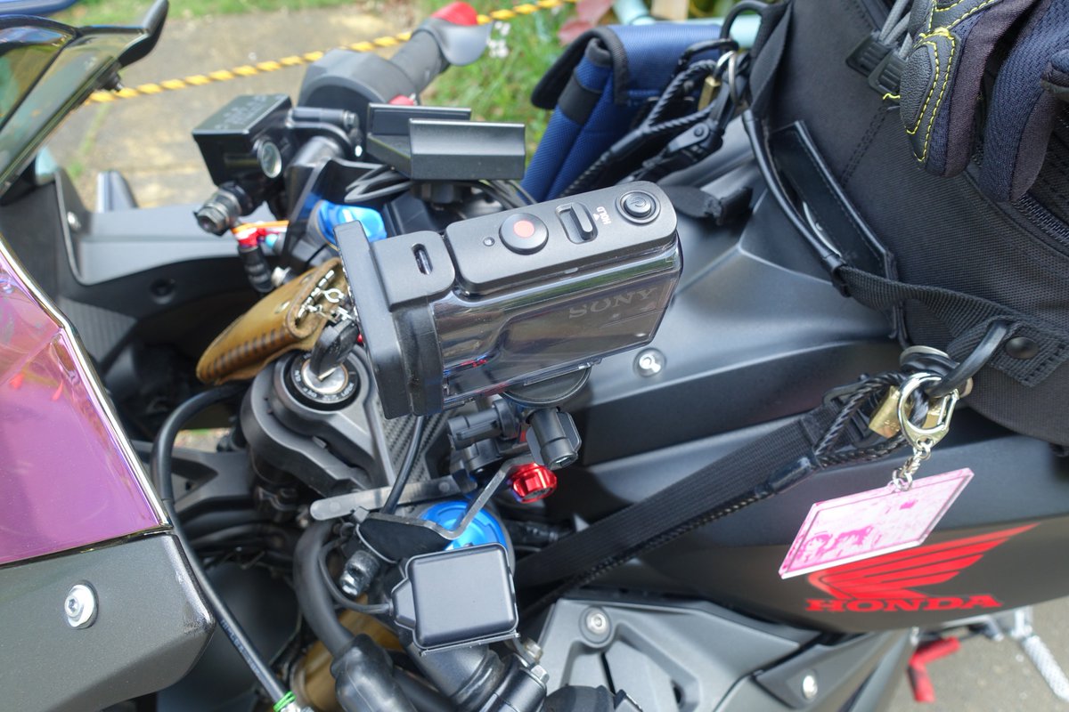 toro8's tweet image. ハンドルバーにも再設置してみたのですけど、この箇所だと振動が大きいかも…

#アクションカム #AS50
#バイク #CBR250RR