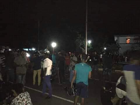 NewsNow360's tweet photo. #SriLanka:
Hundreds have gathered infront of Kuliyapitiya Police Station, demanding the release of three suspects who were arrested for damaging the shops owned by #Muslim businessmen. Police &amp; Army have been deployed to secure the Police Station. 
#lka #srilankaattack https://t.co/i9NzDSQSer
