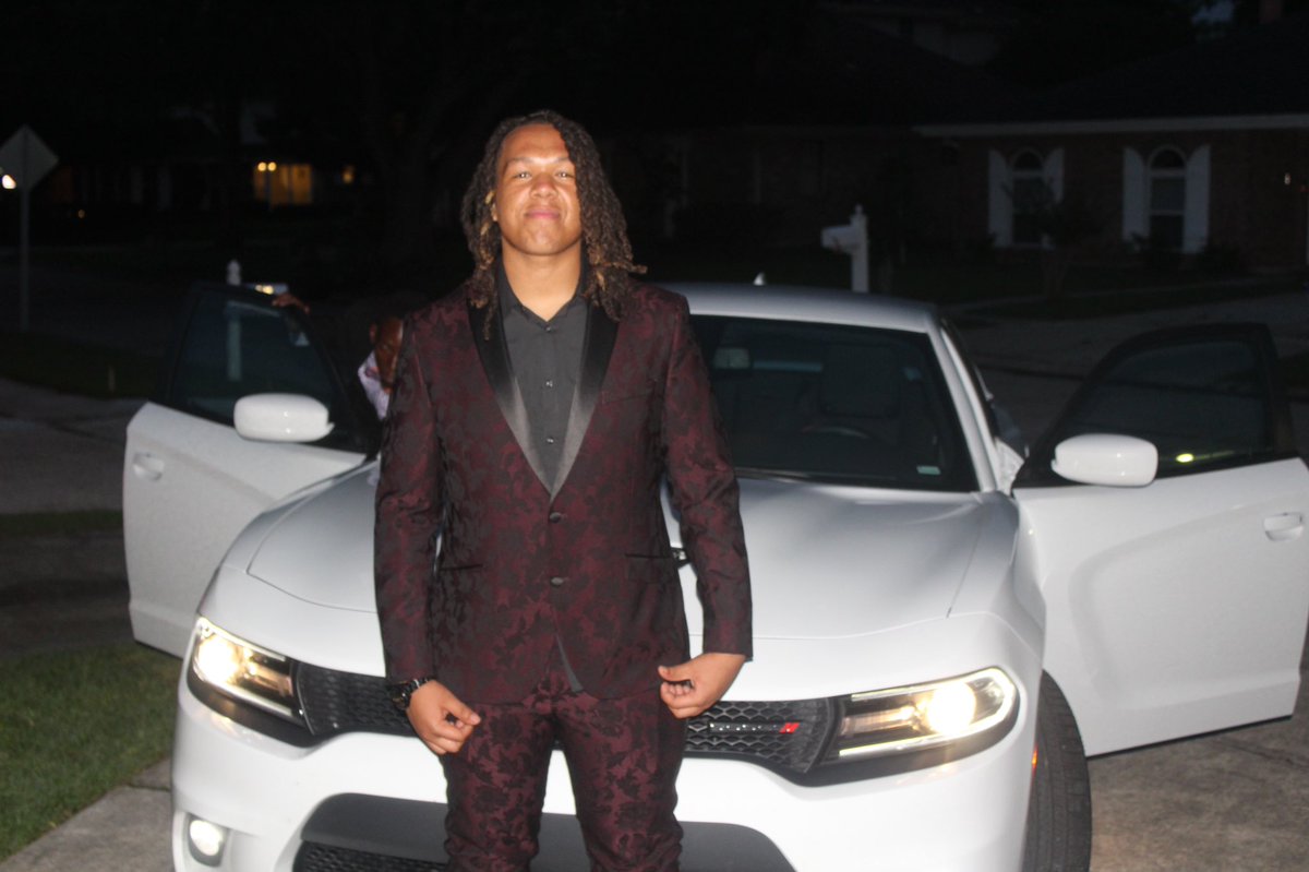 __tx11's tweet photo. prom ‘19 🍾 https://t.co/MDMGJQh0yl