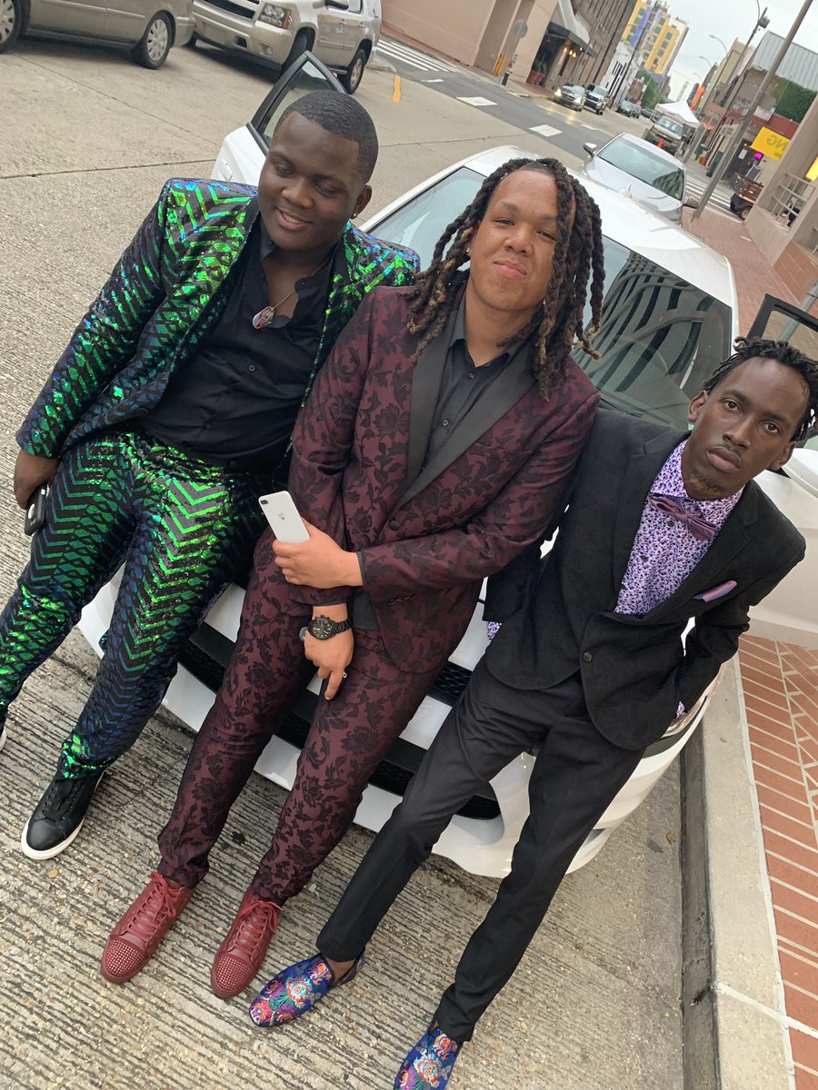 __tx11's tweet photo. prom ‘19 🍾 https://t.co/MDMGJQh0yl