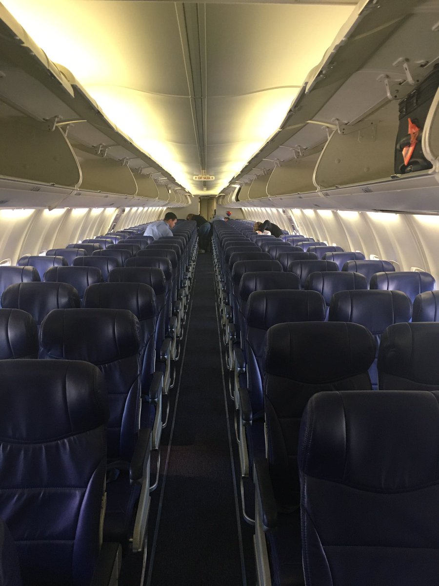 AuthorRConnolly's tweet photo. Hmm. Perks of this trip now that we’re in SLC.... All of us continuing to Vegas are enjoying the break. #solo #pickaseat #canihaveadrink https://t.co/7vAtj1O493