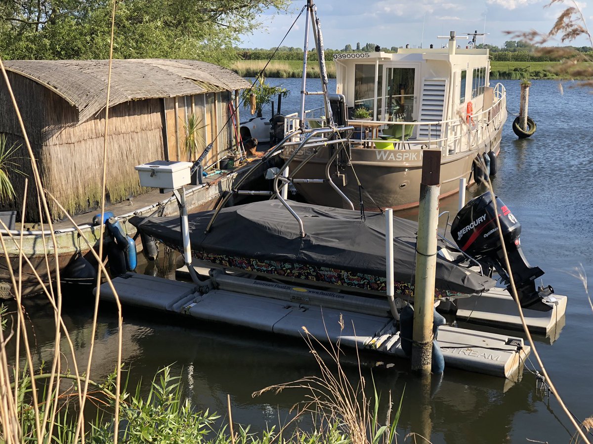 JaspervanZon's tweet photo. Almost fully settled.....!!! #boat #barge #lifechanges #riverlife #malibuboats #flightcraft #flighty #lifeofabarefooter https://t.co/ibYarKIEH0