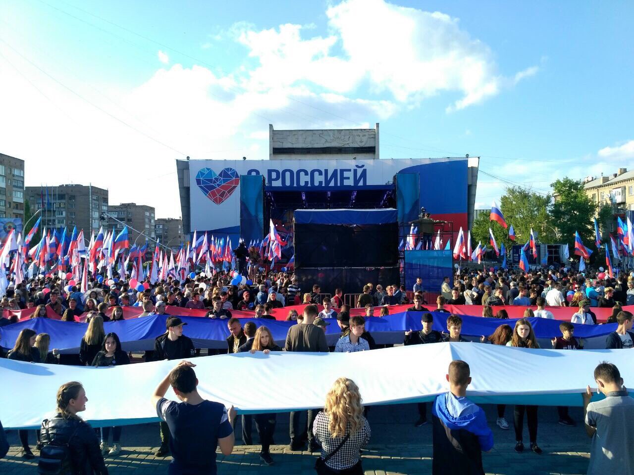 Работа луганская республика. Театральная площадь Луганск. Луганск Россия. Жители Луганска с российским флагом. День России в Луганске.