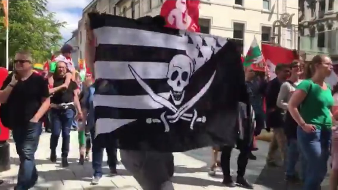 Bien joué le #Pirate #Breton sur une vidéo de manif à #Cardiff au #PaysDeGalles ! 😉

★ disuj.bzh ★ 

Gourc'hemennoù evit banniel #Disuj e manif #Caerdydd 🏴󠁧󠁢󠁷󠁬󠁳󠁿 e Bro-Gembre ! ☠️

#Breizh / #Cymru = 🤝

#IndyWales #YesCymru #Annibyniaeth #Wales #AuobCymru #Bretagne