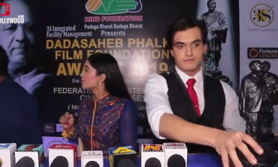 Possessive-Oi, himmat kaise hui hamari trophies ko alag karne ki?His girl, their trophies. Not separating them isn't a request, it's an order. Cuz no gap policy is not just for pics but their awards tooReporter moved 1, he put it back&glared #yrkkh  #shivin  #shivinfeels