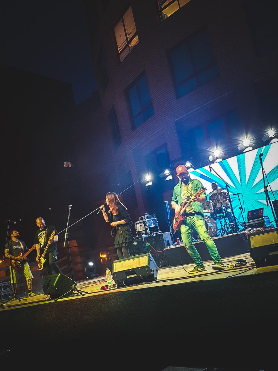 ProblematicsR's tweet photo. Lo del viernes en la Plaza Mayor de #Coslada fue el puto concierto de la vida 🎸🎸🕺🕺 despertando del sueño estamos.. Increíble
#GoProblematics #nuevodisco #fortunatelyUncertain #MoskitoMusik #UnaNocheIncreible #Rock #RockandRoll https://t.co/b3JKZ8emGE