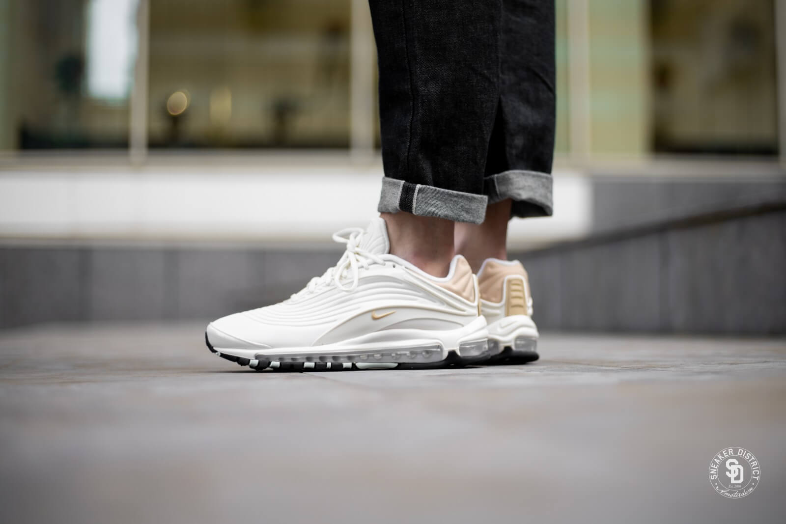 nike air max deluxe se on feet