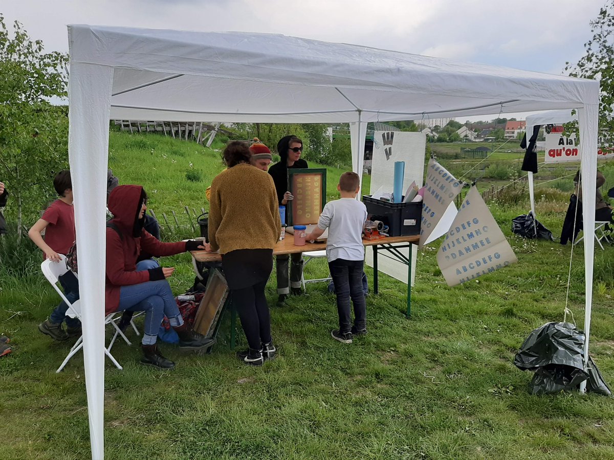 dalamiens's tweet photo. Très belle journée par le Le Jardin du Bout d'la Rue et La Boîte sans projet.
 Le @dalamiens était présent pour se présenter avant l'assemblée générale du 14 Mai (et peut-être aussi avant de planter leur tente chez....?
@CourrierPicard @fbleupicardie @F3Picardie https://t.co/ZQuEZmxyOS