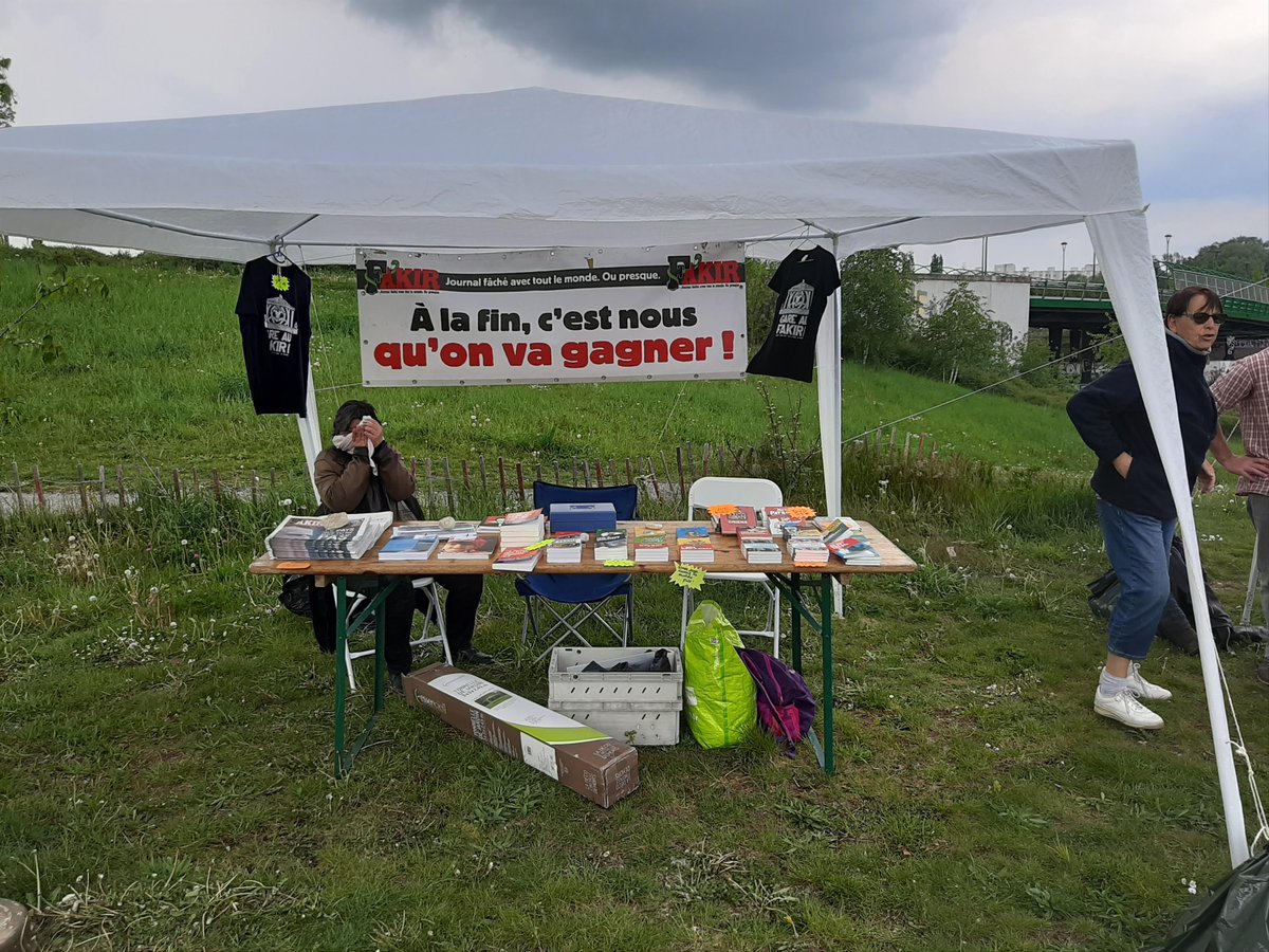 dalamiens's tweet photo. Très belle journée par le Le Jardin du Bout d'la Rue et La Boîte sans projet.
 Le @dalamiens était présent pour se présenter avant l'assemblée générale du 14 Mai (et peut-être aussi avant de planter leur tente chez....?
@CourrierPicard @fbleupicardie @F3Picardie https://t.co/ZQuEZmxyOS