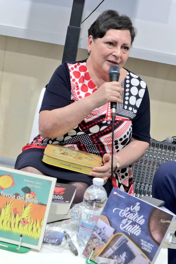 Alcuni scatti durante la presentazione del libro La Scatola di Latta di Roberta Libero. Un grazie speciale a Bertoni Editore per aver creduto in noi! 
<a href="/SalonedelLibro/">Salone Libro Torino</a> <a href="/EnricaGuariento/">EnricaGuariento</a>   #SalTo19 #bertonieditore #libridaleggere #lascatoladilatta #lettura #ricette