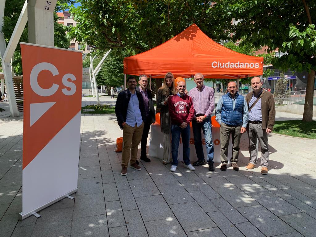 Cs_Getxo's tweet photo. ➡️ Gracias por acompañarnos otro día más. 
💪🏻 Y gracias por vuestro interés e información sobre los problemas que hay en vuestros barrios; cómo habéis hecho hoy al mediodía en la Plaza Indautxu. 
🍊 Nos vemos el #26M #26deMayo
#VamosBilbao #VamosBizkaia 
#VamosJuntos https://t.co/1bkJQPwLXx