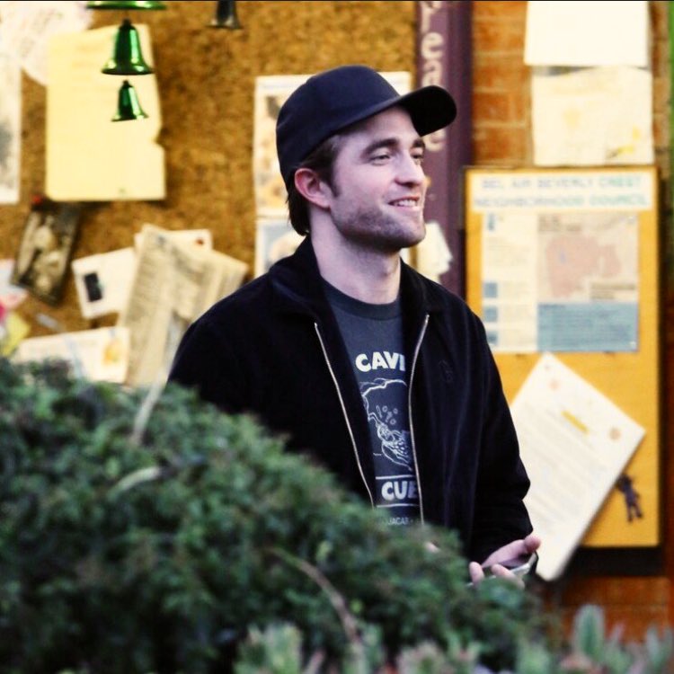 anxiouscha's tweet photo. happy birthday to this amazing man❤️ #HappyBirthdayRobertPattinson https://t.co/j9575iGcC5