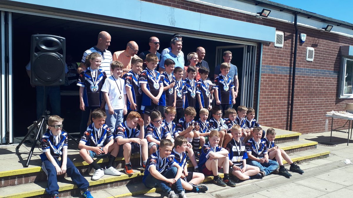 HawkstoneFS's tweet image. It was the @u9_mv end of season presentation day @TraffordMv today... what a glorious day. So many smiling faces and all the age groups behaved impeccably and had great fun. #rugbyunited #rugbyfamily