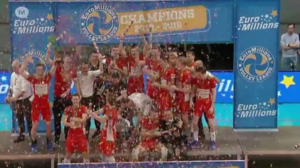 Uitzinnige feestvreugde om 16de landstitel van @vcgreenyardmaaseik. #TVLScore <a href="/jeltemaan/">Jelte Maan</a> <a href="/JGBanks75/">Joel Banks</a> buff.ly/2JgeMC0