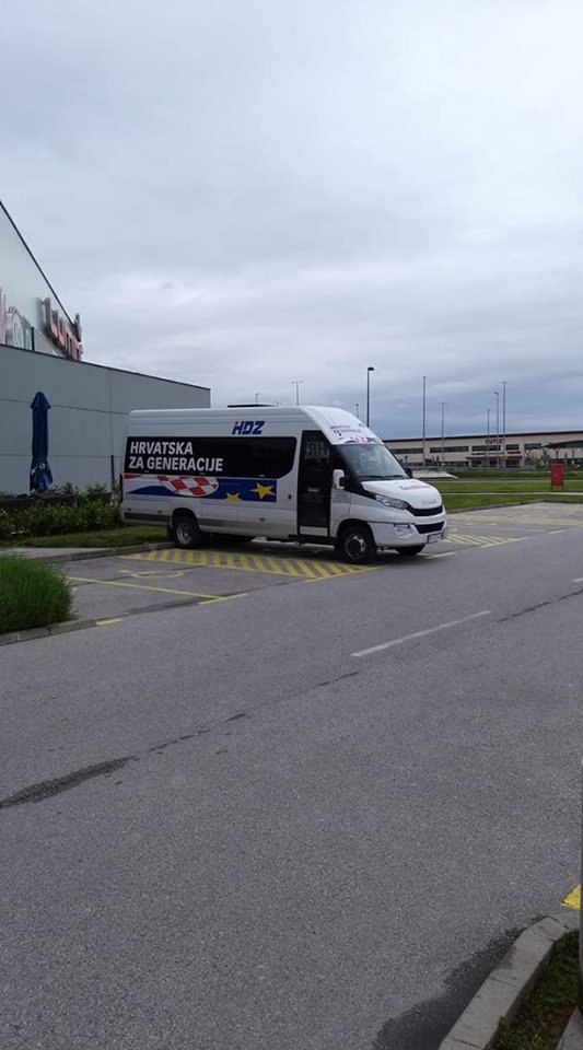 Old_GrumpyMan's tweet photo. #onokad parkiraš bus na invalidsko mjesto na praznom parkingu ... Vjerodostojno. https://t.co/DScqEUdYGN