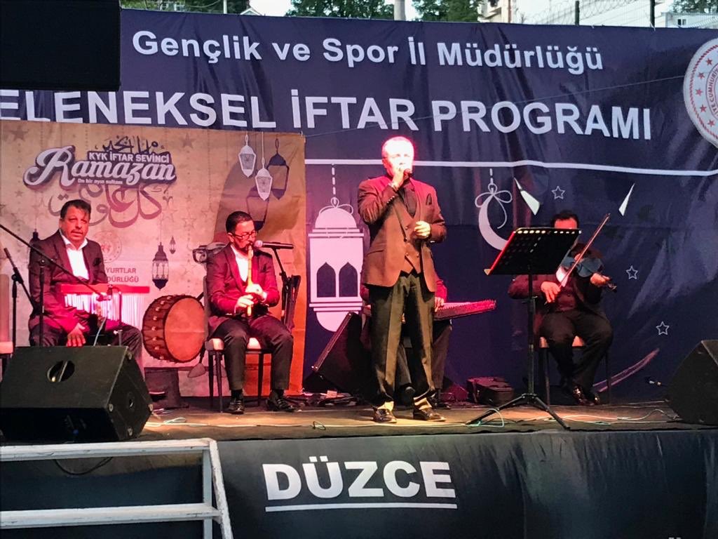 DuzceKYGM's tweet photo. Düzce KYK’da İftar Sevinci...
Cahit Zarifoğlu Yurdu öğrencileri ve  İl Müdürümüz, iftar programında bir araya geldi; iftar sevinçlerini paylaştı.☺️
Türk Tasavvuf müziğinden dinletilerin yer aldığı programda, Ramazan ayının önemi ve faziletlerinden bahsedildi.
#KYKdaRamazan https://t.co/5oXg4f0upf