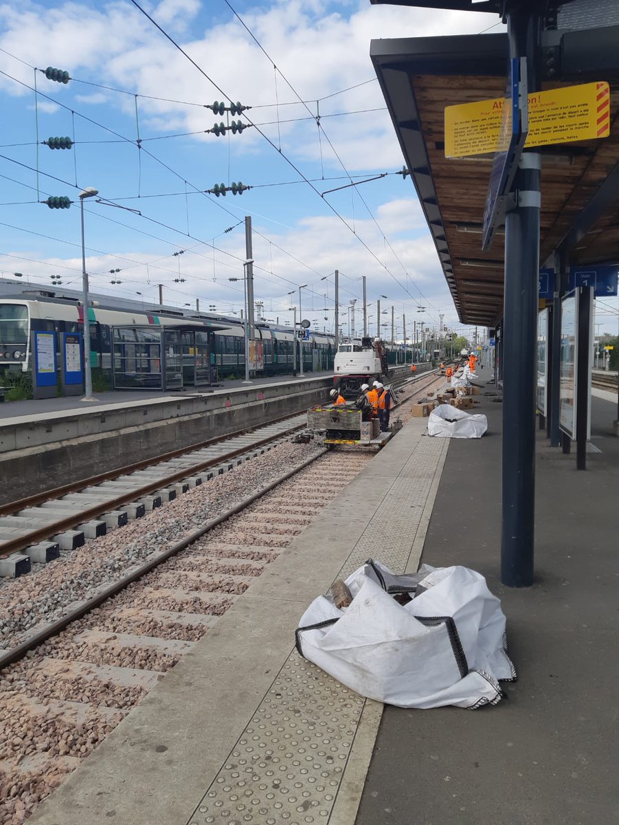 RER B tweet media
