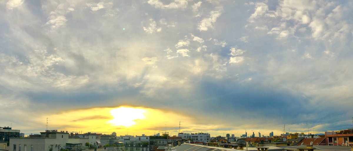 CielidiMilano's tweet photo. The sky of Milan city as you've never seen before. #CielidiMilano #Alpini #alpiniadunata2019 https://t.co/et63YbiiOI