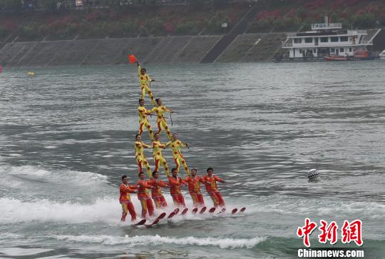 中國新聞社twitterren 5月12日 19中国摩托艇联赛于重庆彭水开赛 吸引中国 美国 澳大利亚近300名艺术滑水选手参加 本次比赛除了有职业选手参加外 还设立了 爱情艇好 群众体验赛 快来看开幕式上的精彩表演