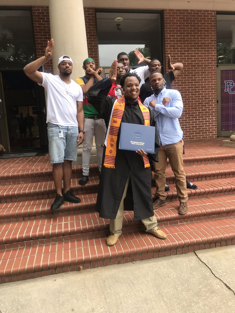 G_Yeldell7's tweet photo. Graduated ✌🏾🎓. Im OWT 🐶⚡️ #DegreeMePlease #GraduatingBruhz https://t.co/HXdEzveMwl