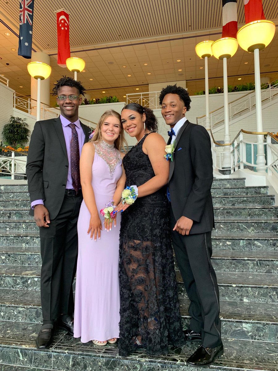 BAGFAM84's tweet image. Definitely 2k19 prom was lit 🤝🤝