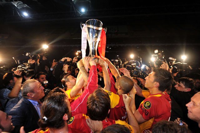 VeyselGiley's tweet photo. Souness’in diktiği bayrak halen nasıl çıkmadıysa; #12Mayıs2102′de Kadıköy’de kaldırdığımız kupayı asla unutamayacaksınız. Hep içinizde kalacak, hatırlayacaksınız.

#KadıköyHatırası https://t.co/DAPtpy4xFc