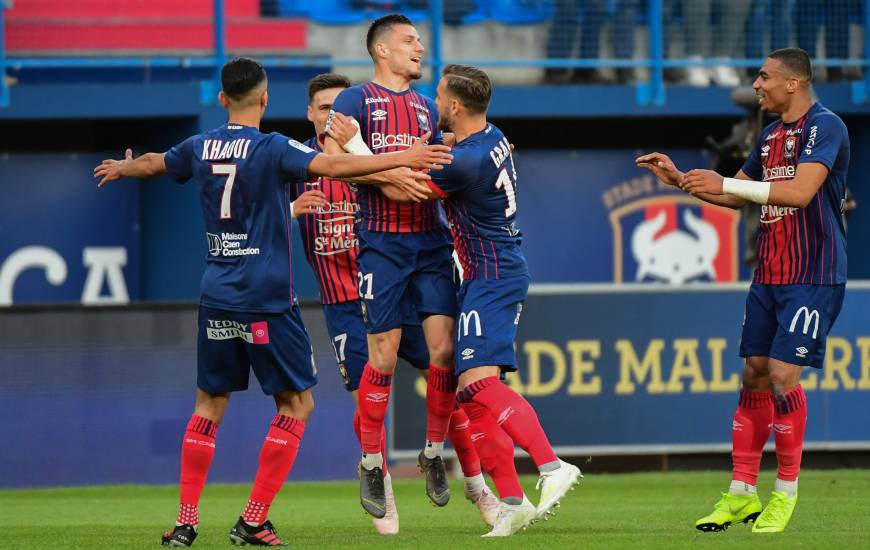 alex_djiku's tweet photo. Précieuse victoire 3-2 face à Reims avec un public extraordinaire ! On lâchera rien, ENSEMBLE, nous allons le faire 💪🏽 Cap sur Lyon 🔵🔴 #SMCSDR #SMCaen https://t.co/bu1BQ3jnfi