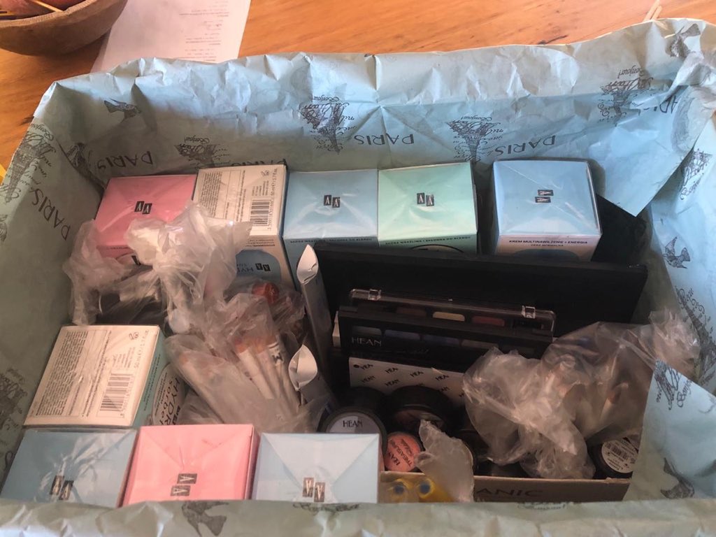 StellarBotsFLL's tweet photo. We received a very generous donation from @GlamoreSA (Thank you Gael Baines!!!), which we handed over to @WomenandBeyond to distribute to woman affected by adverse poverty.We also donated a bag of clothes to @WomenandBeyond #fllsa #IntoOrbit @ParklandsTweet #robotics @FIRSTweets https://t.co/wg7e76wpnM
